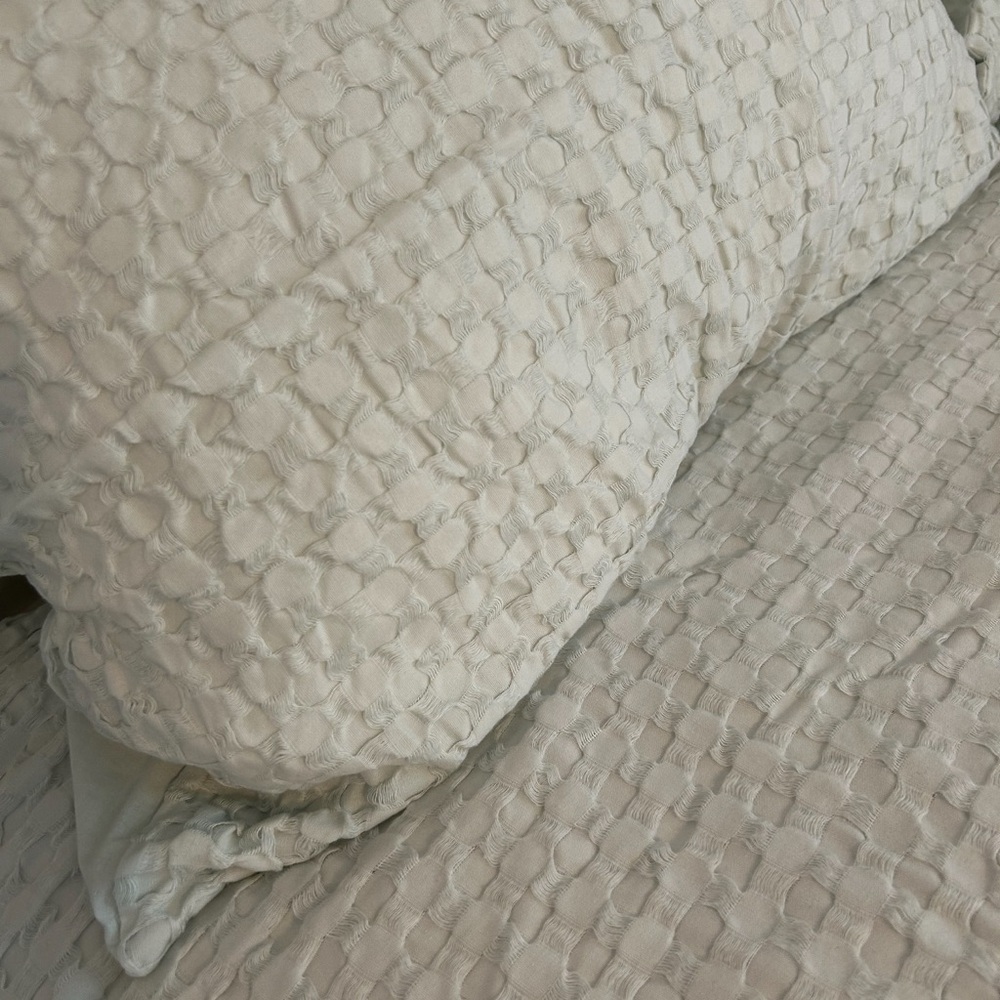 DKNY full/queen size Textured Comforter Set 2 pillow cases shams excellent!